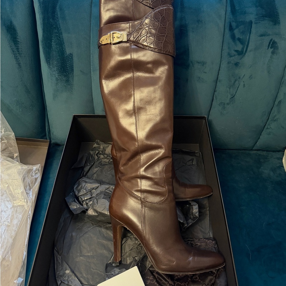 GUCCI CHOCOLATE / GOLD + ALLIGATOR EMBOSSED
DETAIL LEATHER KNEE HIGH BOOTS